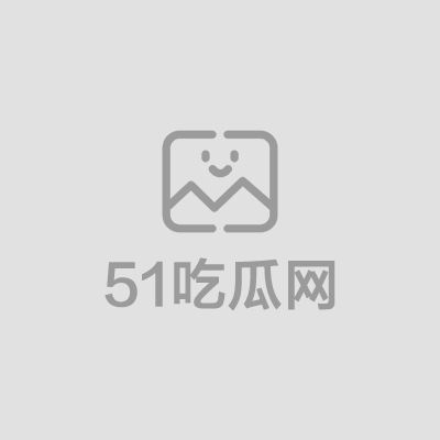 法国乐队Lulu Van Trapp女主唱脱衣抗议性骚扰1
